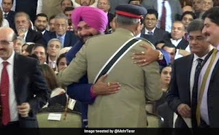 Siddhu in Pakistan with Pakistan Army General