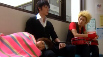 Chiaki (with Nodame's head on his lap) talks to Mine