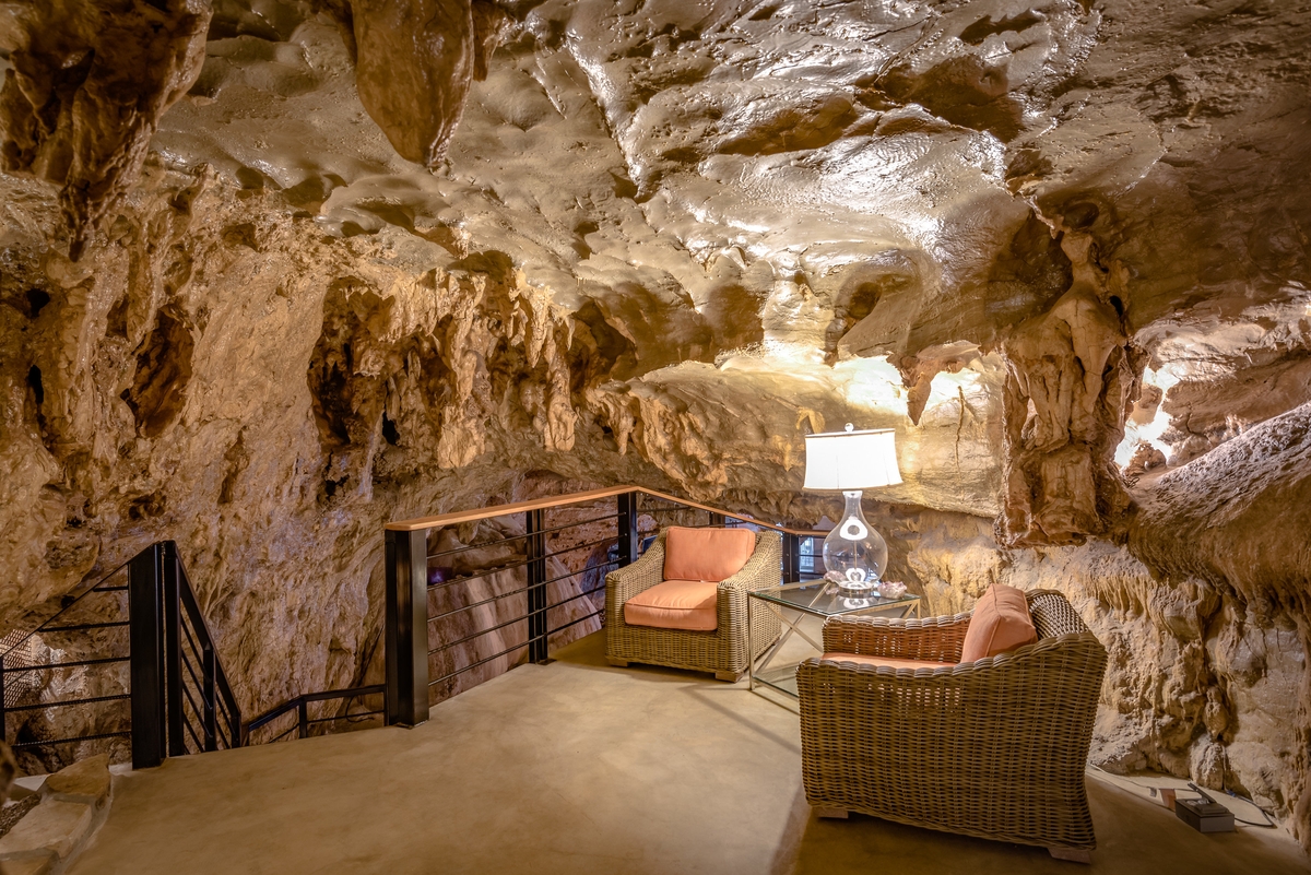 12-The-Beckham-Creek-Cave-Home-in-the-Ozark-Mountains-www-designstack-co