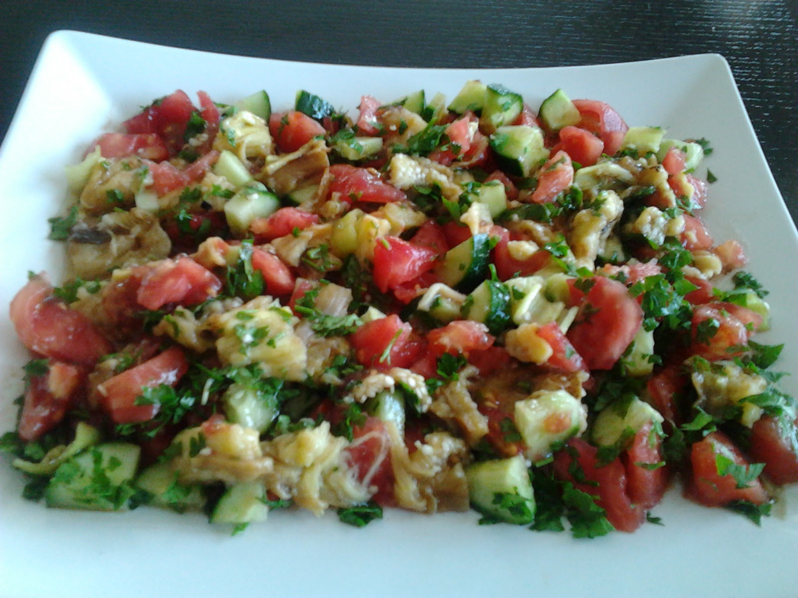 Bi tutam: DOMATESLİ KÖZ PATLICAN SALATASI