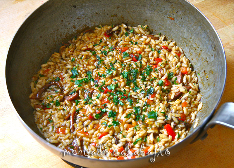 Arroz con lata de calamares en su tinta ¡fantástico! Mercado Calabajío