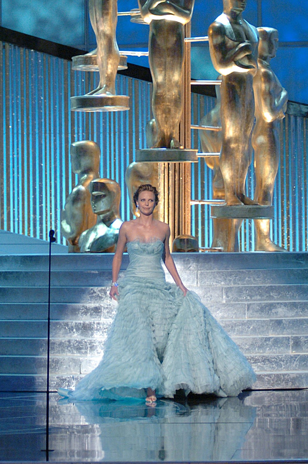 http://2.bp.blogspot.com/-oraBcuDHaws/T0fW0-ZyKJI/AAAAAAAAFd0/6hSoi2EQnnE/s1600/Charlize+red+carpet+Oscar+look+2005.jpg