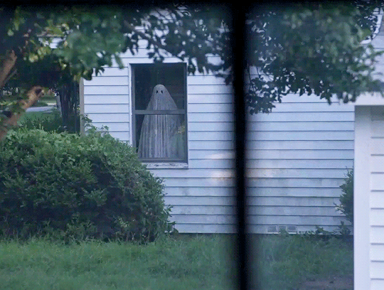 Le fantôme voisin (David Lowery) dans A Ghost Story Le fantôme voisin (David Lowery) dans A Ghost Story