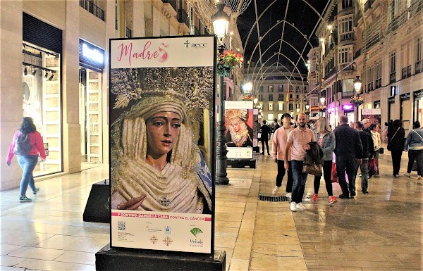 Las exposición “Madres” homenajea en calle Larios, con fotografías de la Virgen María, a las pacientes de cáncer de mama Las exposición “Madres” homenajea en calle Larios, con fotografías de la Virgen María, a las pacientes de cáncer de mama