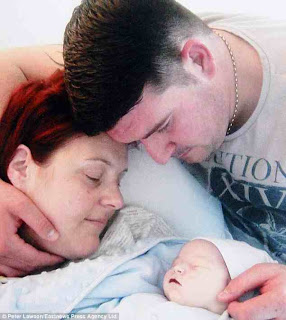 ΔΕΙΤΕ:  Τραγική φωτό...Κρατούν το νεογέννητο μωρό τους για πρώτη και τελευταία φορά...