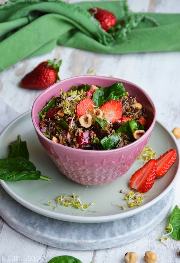 ENSALADA DE ARROZ SALVAJE EN BOL ROSA, PLATO VERDE, FONDO BLANCO Y TRAPO VERDE, HOJAS DE ESPINACA Y FRESAS