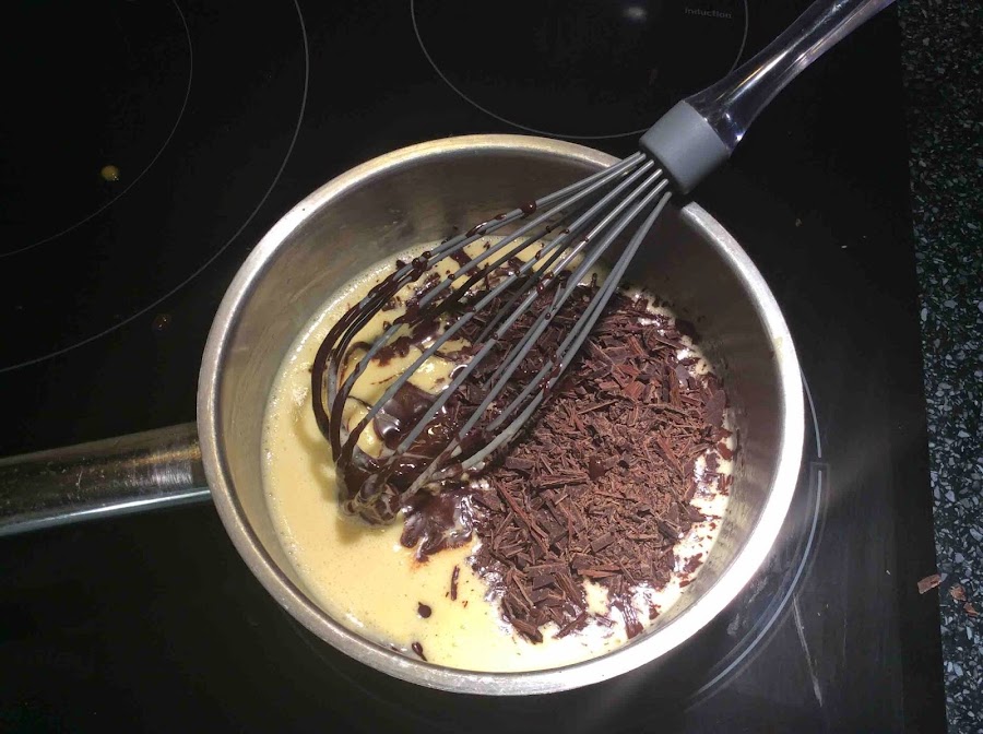 Crema inglesa a la que se agrega chocolate troceado