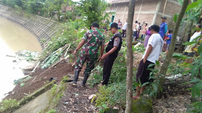 ALIRAN SUNGAI  MUNGKUNG AKIBATKAN TANGGUL JEBOL