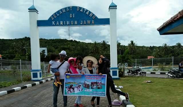 Wisatawan Karimunjawa Menurun Drastis, Ada Apa? 1 Wisatawan%2BKarimunjawa%2Bberfoto%2Bdi%2Bdepan%2Bgapura%2Bselamat%2Bdatang%2BKarimunjawa%252C%2Bbaru baru%2Bini