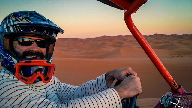 jugando con los buggies en las dunas