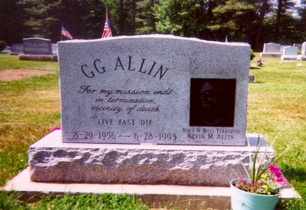 Lápide de GG Allin gg allin, o punk mais insano da história, músicos controversos, músicos insanos, músicos loucos, músicos satanistas