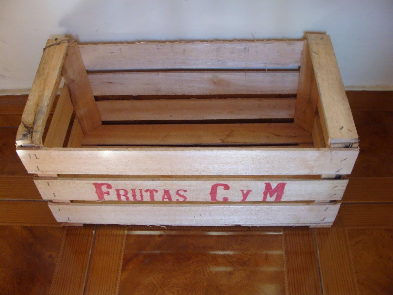 Creando Sueños Caja realizada reciclando cajones de verdulería