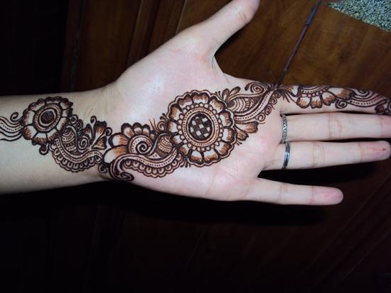 latest-beautiful-eid-mehndi-designs-2012-for-girls-and-women-0015.jpg