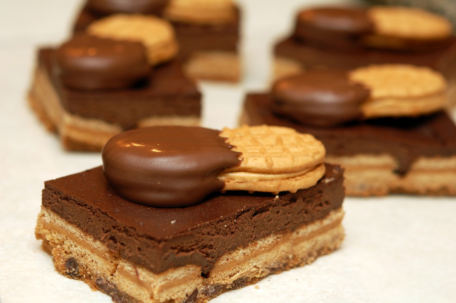 NUTTER BUTTER CHOCOLATE CHEESECAKE BARS ON A CHOCOLATE CHIP COOKIE