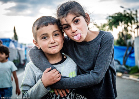 Dang sau hang day thep gai trai ti nan, van ngoi sang nhung anh mat tre tho an yen, hanh phuc - Anh 12