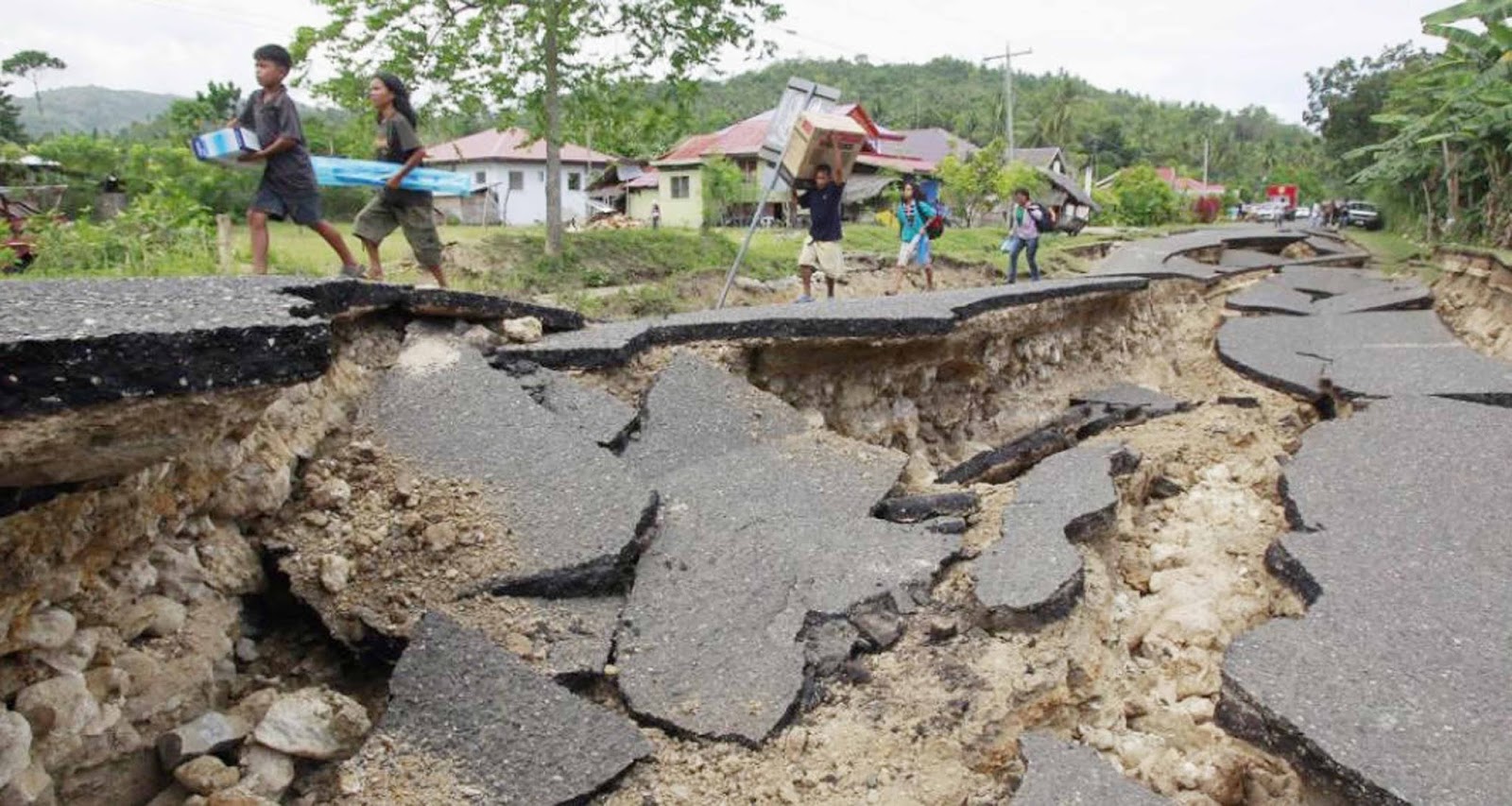 Геологические землетрясения. Землетрясение в Индонезии 2006. Землетрясение разлом. Тектонические землетрясения. Землетрясение трещины в земле.