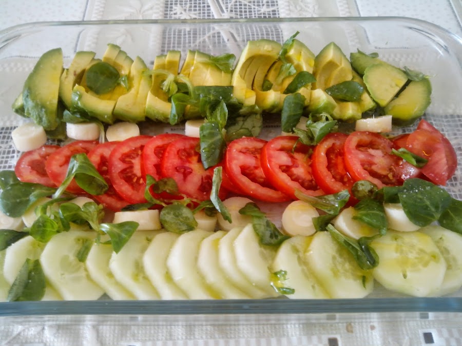 Imagen de la ensalada de tomate, canónigos, aguacate, pepino y palmito