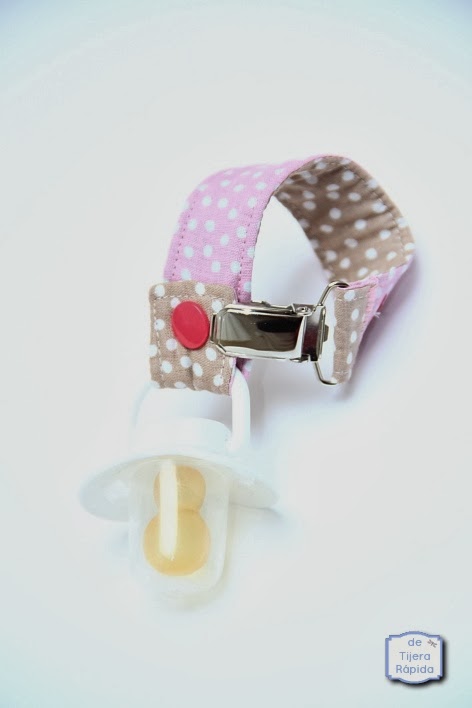 Pinza para chupeta bordada