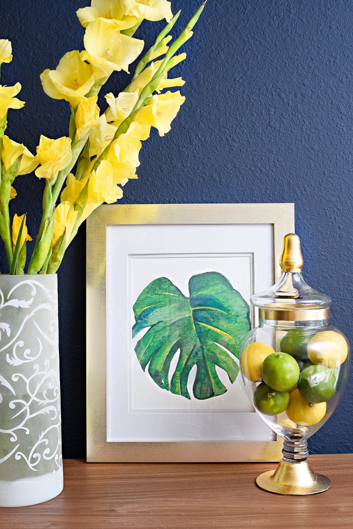 Loving this DIY bold, green palm leaf artwork printable that's inspired by the Pottery Barn version. You can download the free printable in the post and put it into any 8x10 frame for instant, chic artwork. Looks great against the navy walls. | via monicawantsit.com
