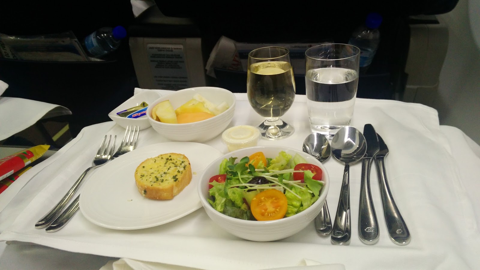 黑老闆說︱聰明選搭商務艙 馬來西亞航空 B737-800 business class 黑老闆說︱這樣的早餐真的很健康,又美味,其實我吃完麵包、生菜沙拉就飽了。