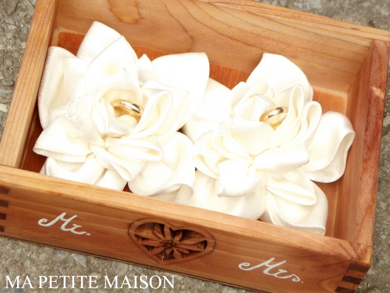 Scatola in legno porta fedi con fiori di raso di Ma Petite Maison