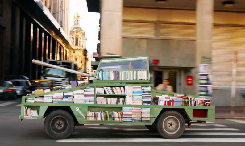 Argentina, carro armato diventa una libreria itinerante...