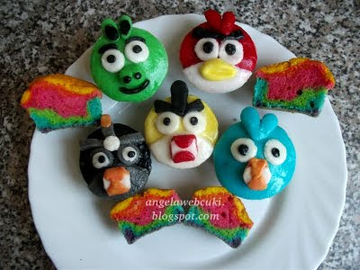 Szivárványos Angry Birds muffinok, szivárvány tésztás, tejtermék mentes sütemény recept.