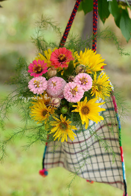 traista taraneasca traditionala din Transilvania buchet flori de gradina septembrie traditional romanian purse
