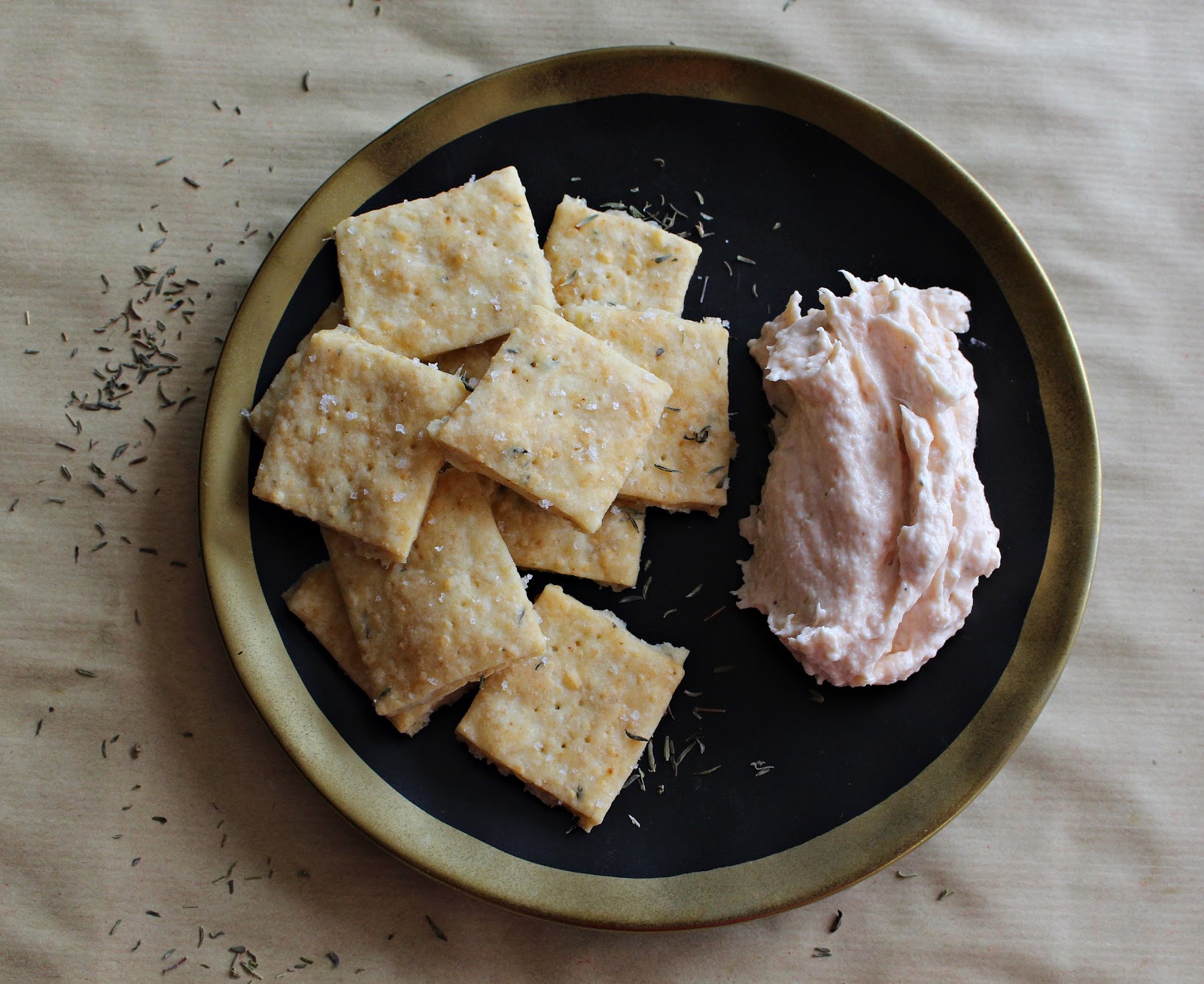 Svenja&amp;#39;s Koch- und Backblog: Käse-Kräuter-Cracker mit Lachsmousse