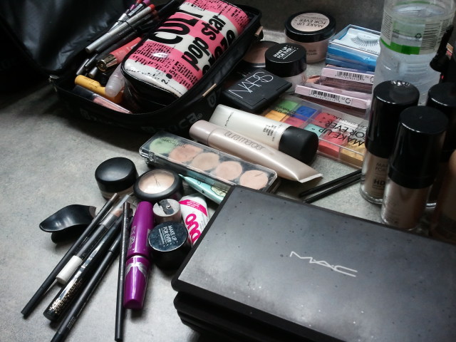 Makeup accessories items What's in the Makeup Kit