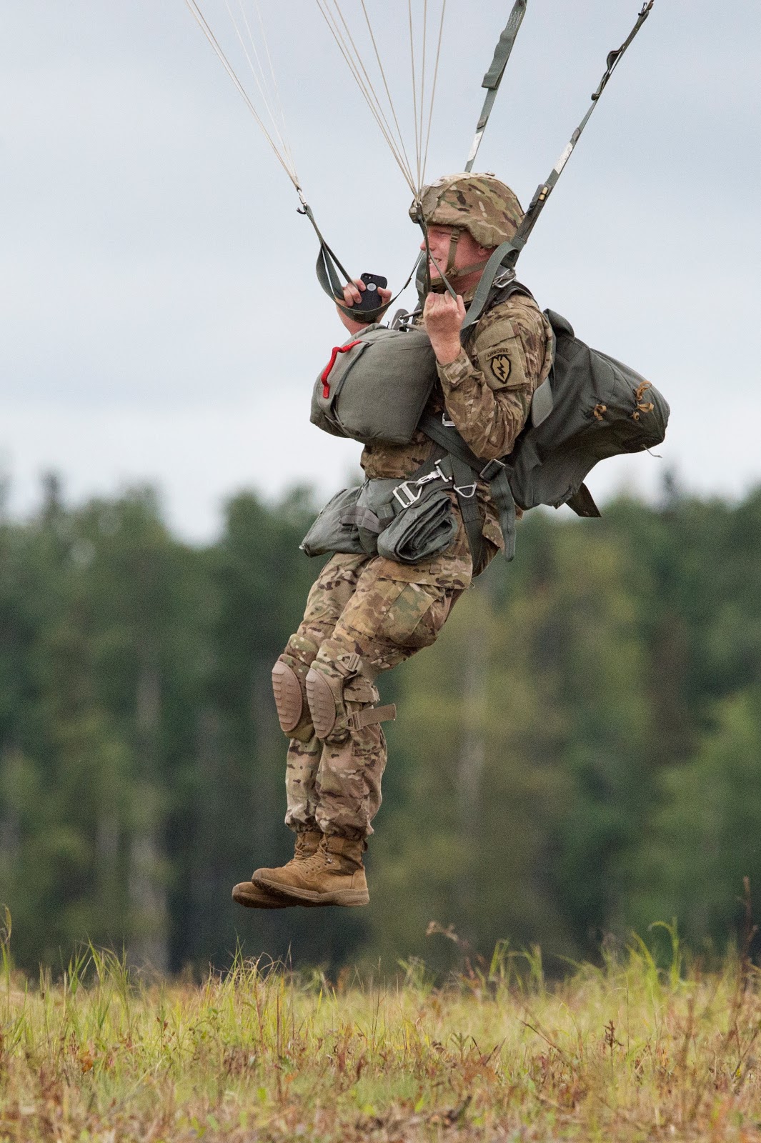 парашютист военный. парашют военный. стелс парашют. британский десант. Parachute landing.