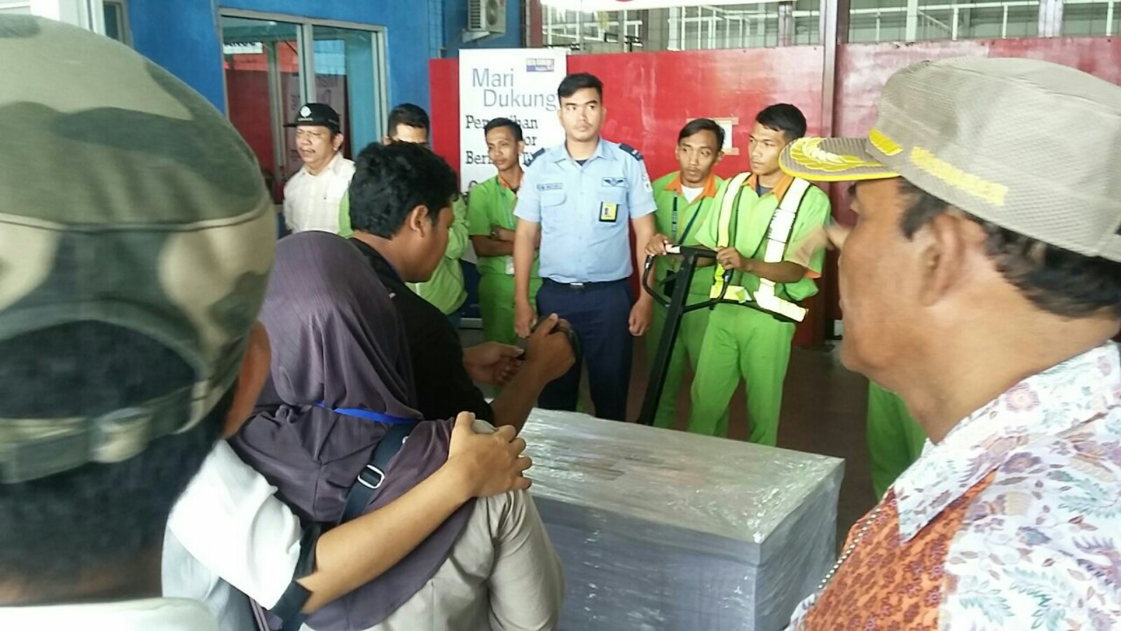 Jenazah TKI yang tewas kecelakaan tiba di Bandara Kuala Namu. Jenazah TKI yang tewas kecelakaan tiba di Bandara Kuala Namu.