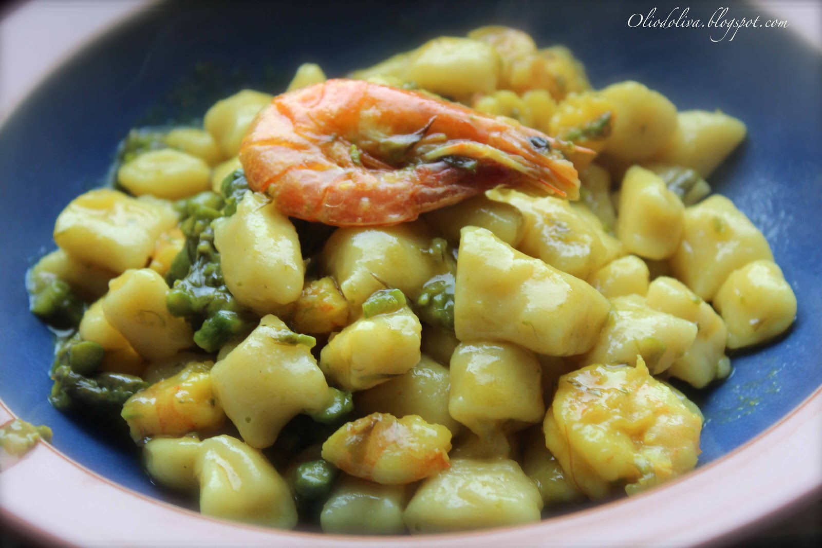 Gnocchi di patate con asparagi, gamberetti e zafferano