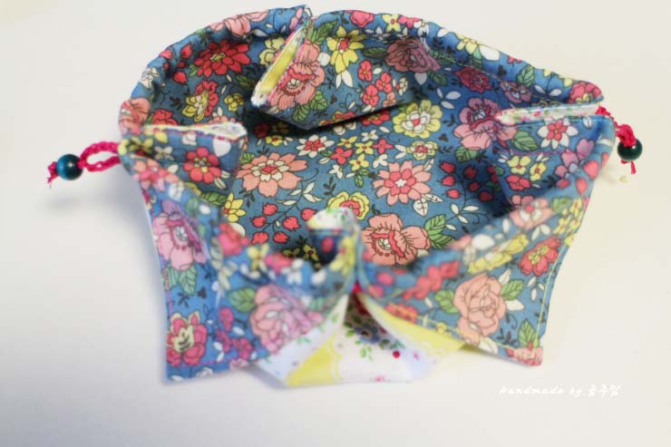Here is a little fabric gift pouch – it is the perfect size to gift some jewellery or other small item. 