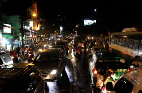 Co gai lai oto lat ngua tren duong, cua ngo Sai Gon ket cung - Anh 2