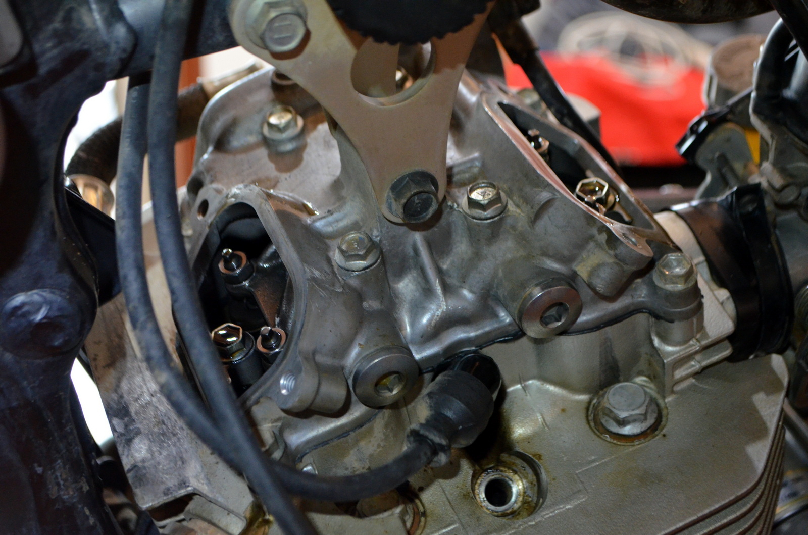 Onedaytech Safari Tank Brace DR650 Tappet Adjustment