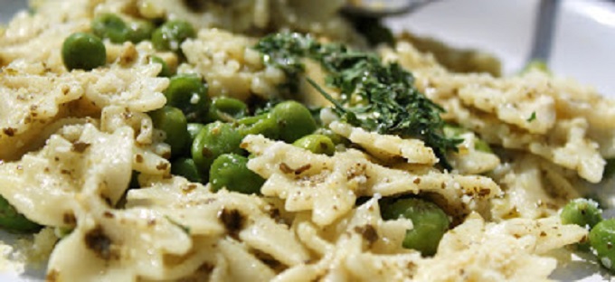 bow tie noodles pasta with pesto sauce made with pistachio, peas, and parsley