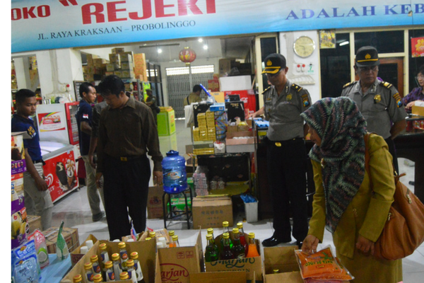 Hati-Hati Polisi Jombang Temukan Makanan Kadaluarsa Dijual di Ind*m**t yang Bermodus 