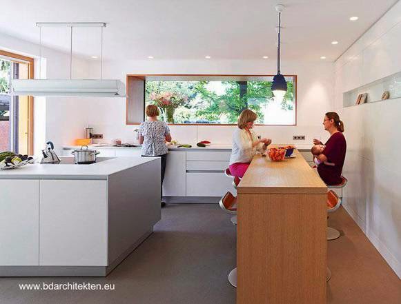 Este es un cuarto en donde además de preparar las comidas se usa como espacio social Cuarto de cocina en casa contemporánea alemana