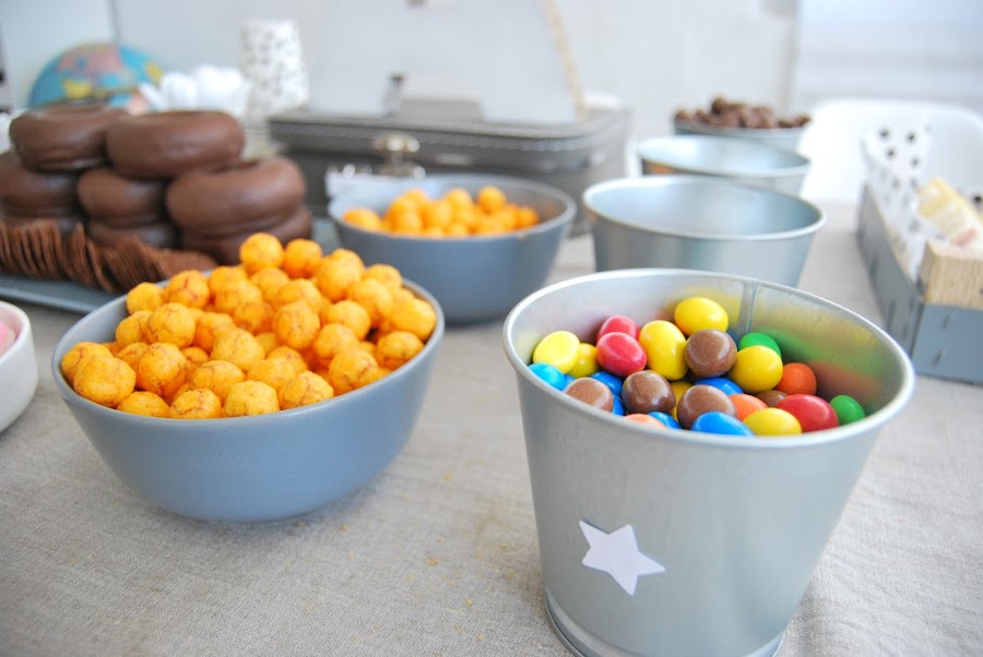 mesa de cumple en gris y blanco
