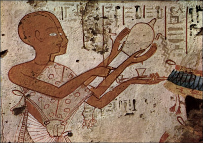 Kněz s vyholenou hlavou/publikováno z http://ancient-egypts-secrets.tumblr.com/post/69808995883/egyptian-priests-plucked-every-hair-from-their