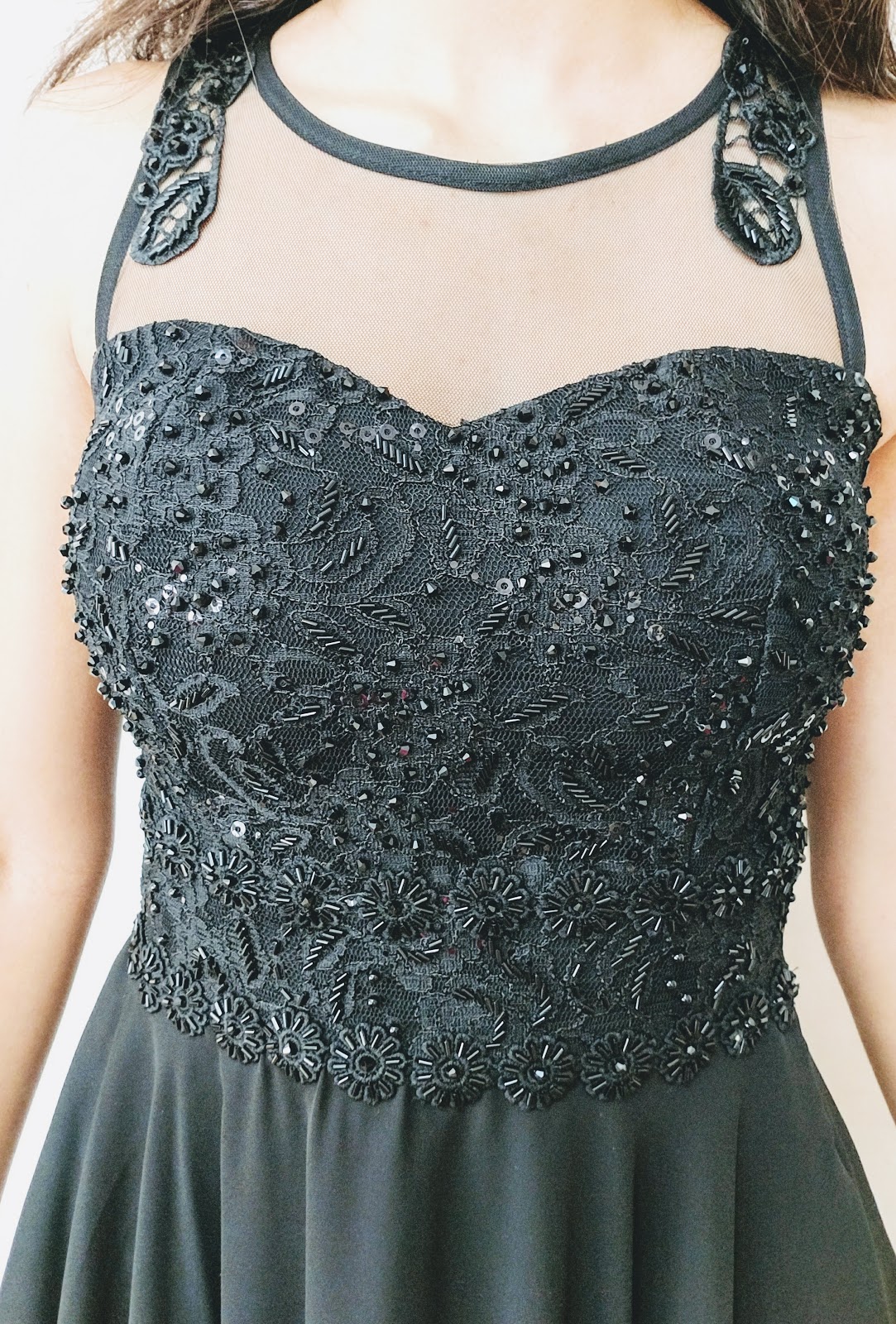 vestido preto bordado com perola