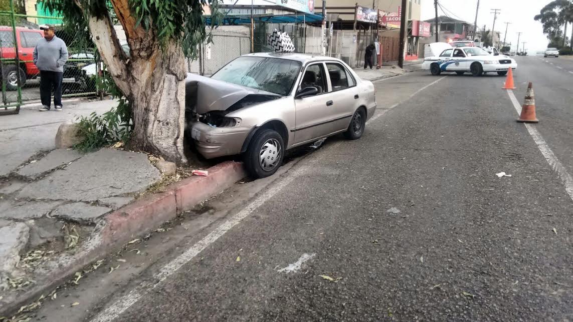 FATAL CHOQUE DE AUTO CONTRA UN ÁRBOL, EN EL RUBÍ TIJUANA NOTICIAS