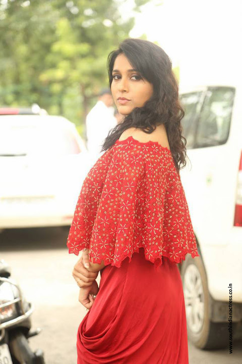 Rashmi Gautam at Next Nuvve Movie Trailer Launch