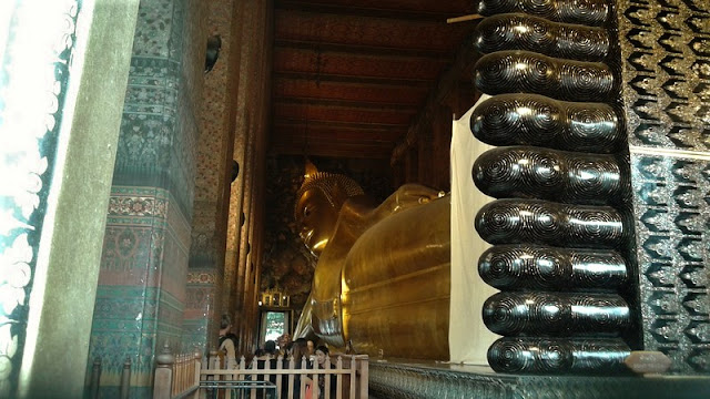 Buda reclinado en Bangkok - Hay que salir del templo para poder hacer una fotografía completa