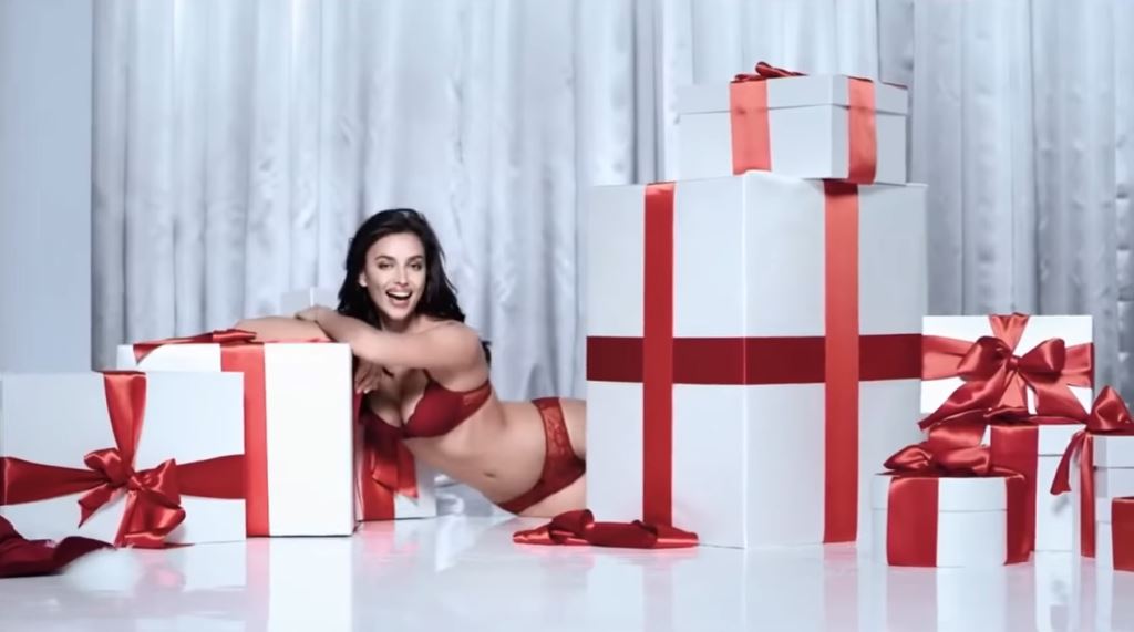 Modella Intimissimi pubblicità Natale con modella intimo rosso - Spot Natale 2016