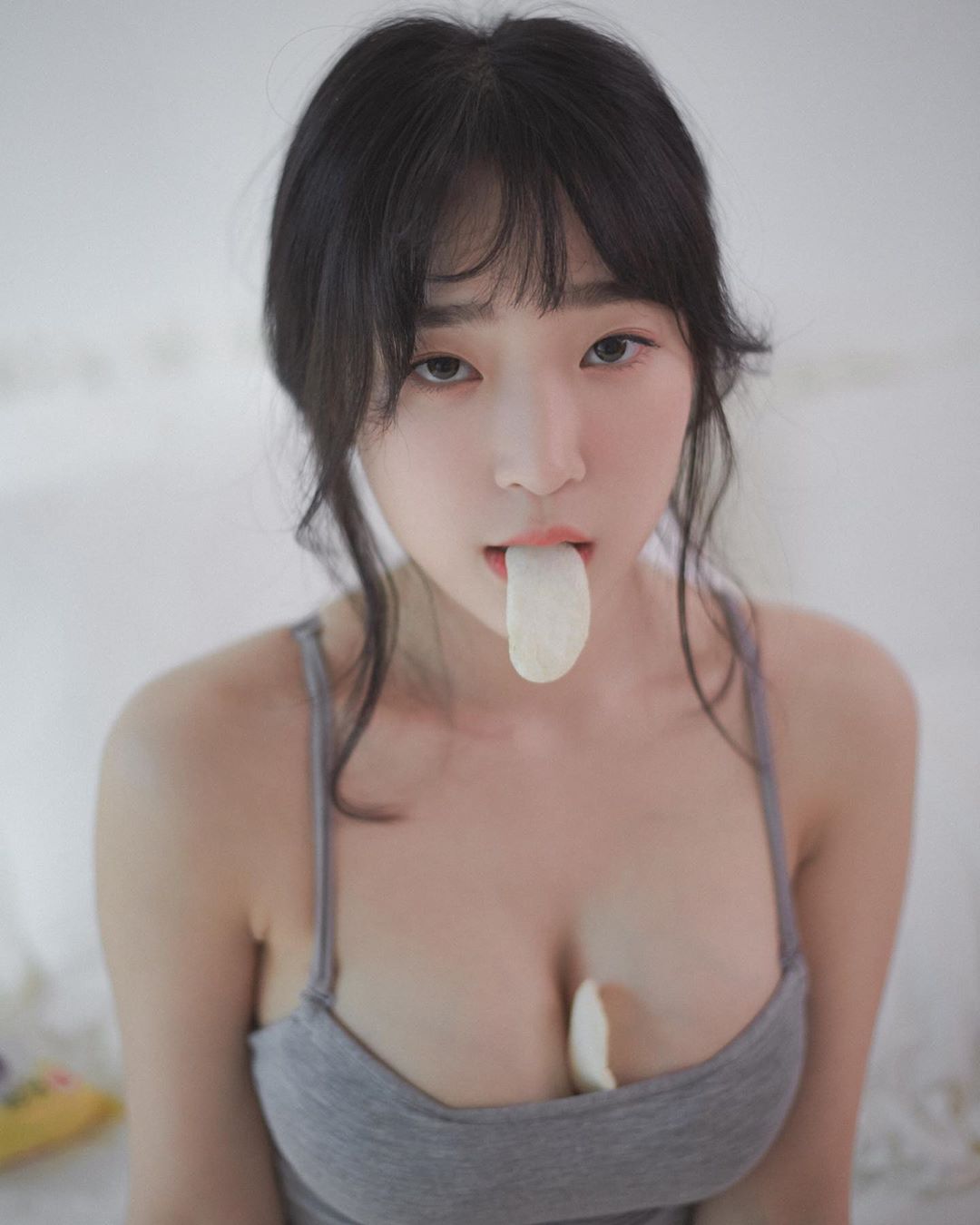 알새우칩 먹는 강인경