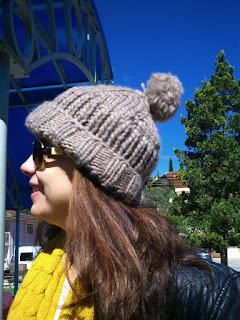 gorro de lã de ovelha mulher vestindo gorro de lã de ovelha