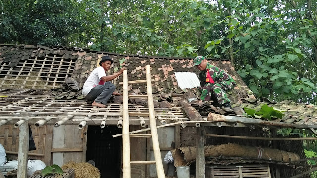 Babinsa Jurangjero Bantu Rumah Warga Yang Rusak Akibat Hujan Dan Angin Puting Beliaung