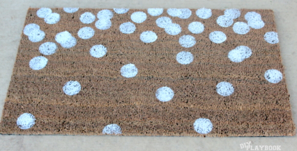 white polka dot doormat - I love the look of the white dots. 